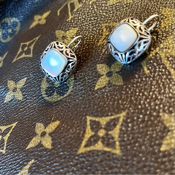 Sterling silver & mother of pearl leaver drop earrings. - Picture 2 of 4